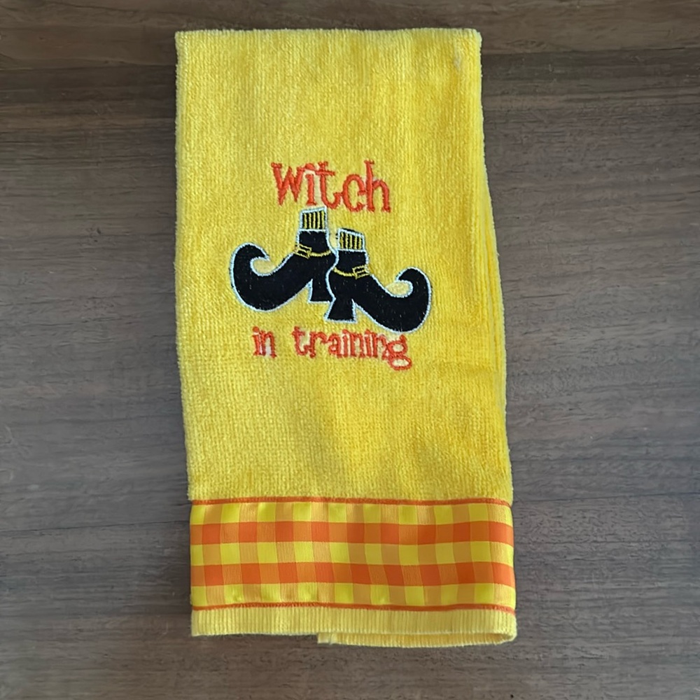 Halloween fingertip towel